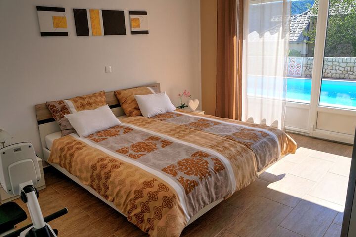 Room 4 of 5