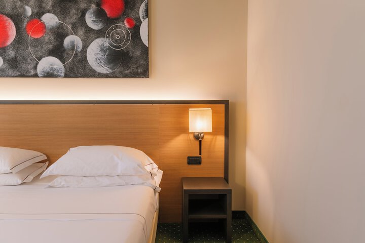 Room 32 of 65