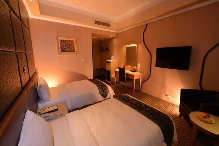 Room 13 of 48