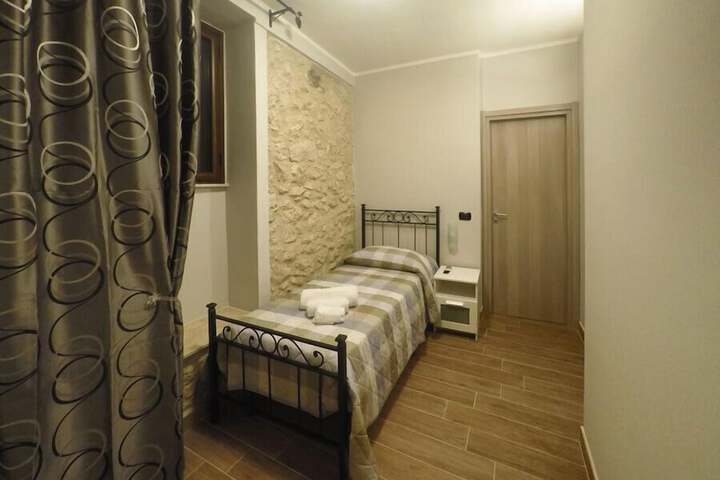 Room 6 of 39