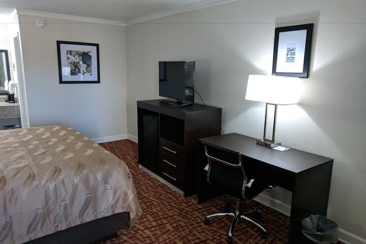 1 King Bed (4 of 12)