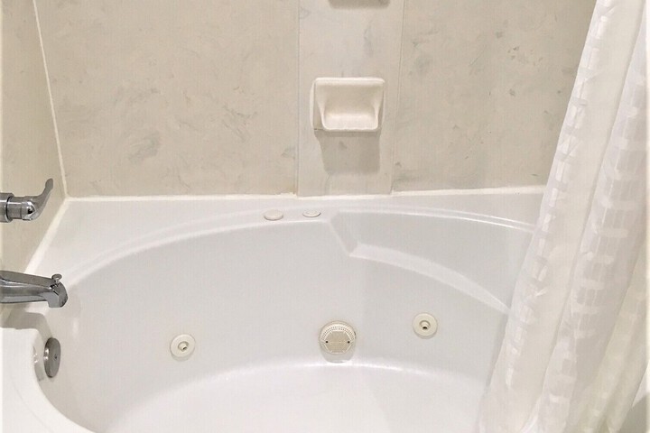 Deep soaking bathtub