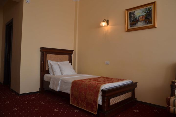 Room 6 of 44