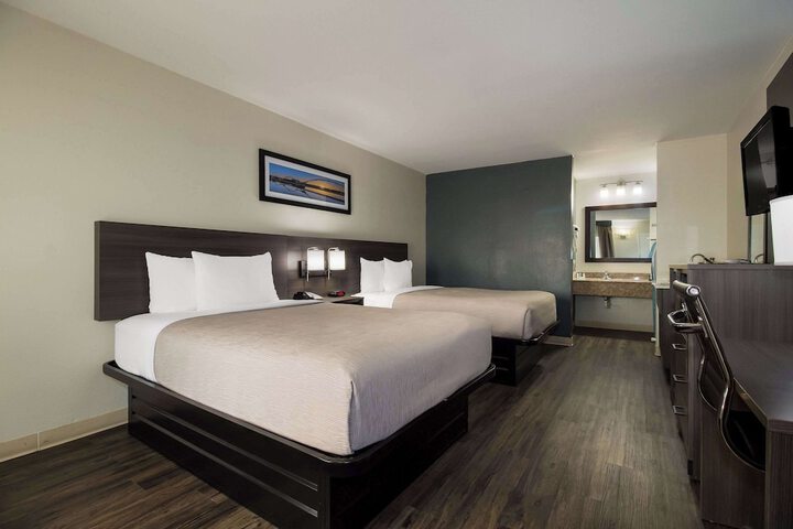 2 Double Beds (4 of 10)