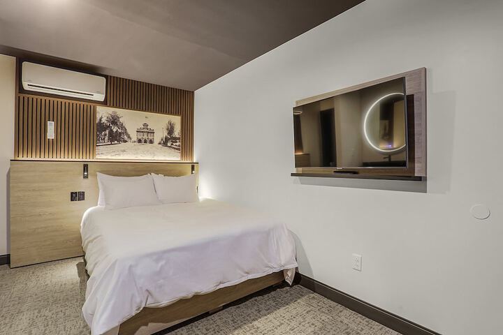 Deluxe Room 1 Queen Bed Mobility Accessible (6 of 26)