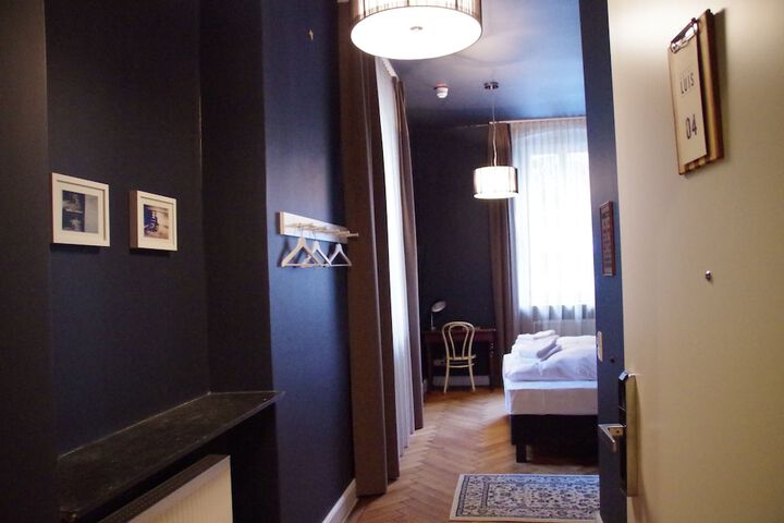Room 3 of 53