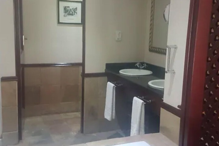 Room 9 of 32