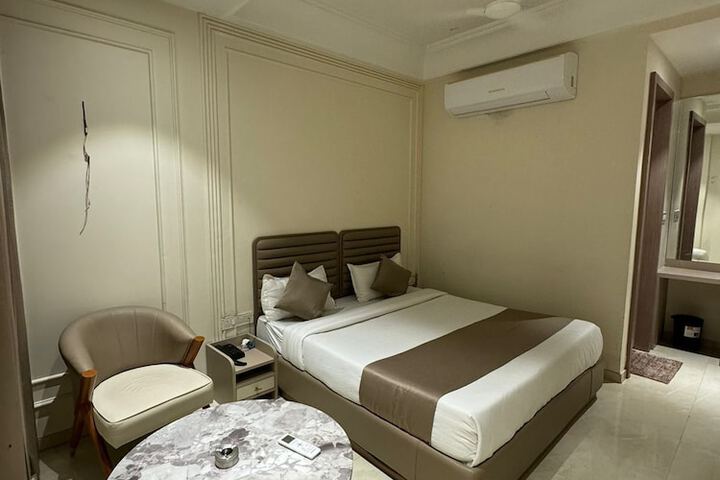 Room 7 of 12