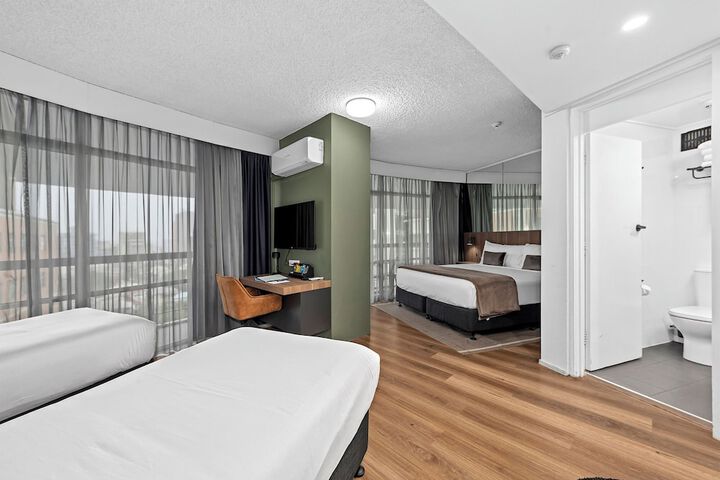 Room 4 of 34