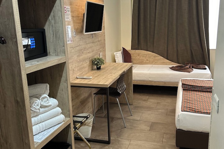Room 32 of 71