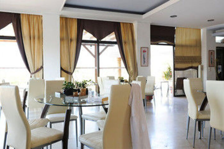 Dining 40 of 44