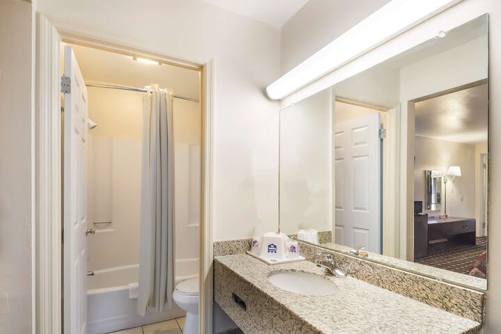 Queen Bed Kitchenette (1 of 5)