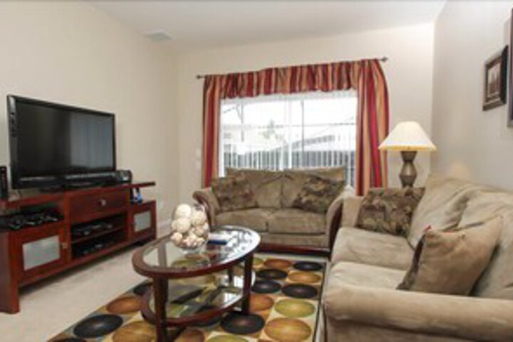 4 Bedroom Pool Home Minutes From all the Major Attractions