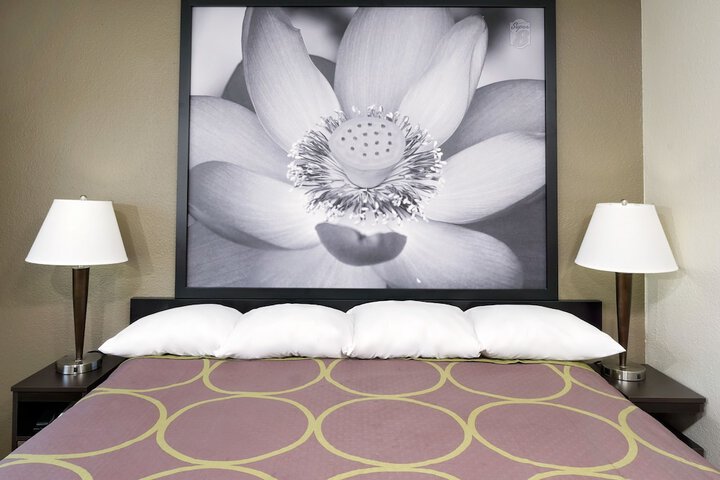 1 King Bed (3 of 4)