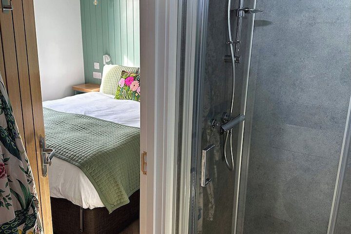 Room 8 of 11