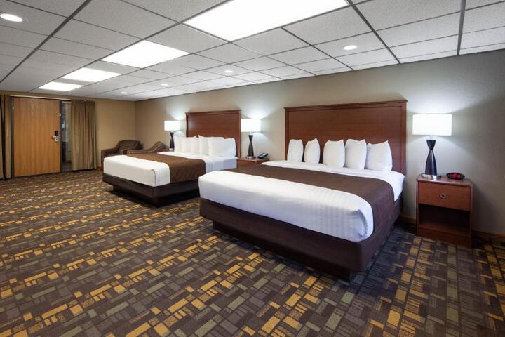 1 King Bed (2 of 16)
