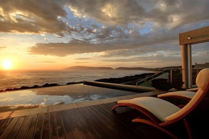 Hotel with Pool