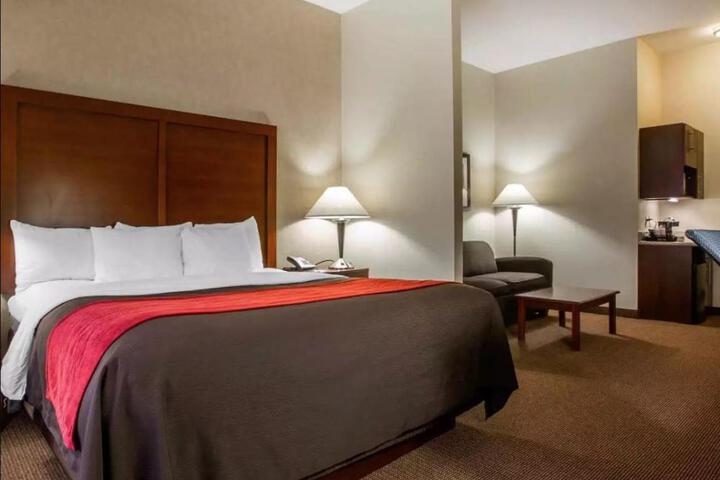 1 King Bed (4 of 18)