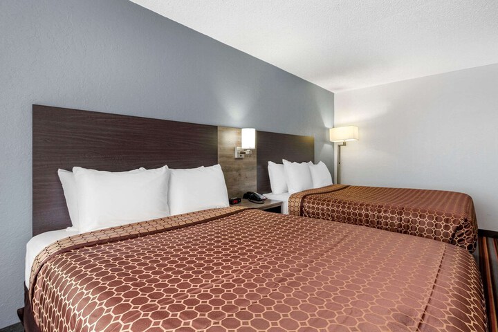 2 Queen Beds (10 of 17)