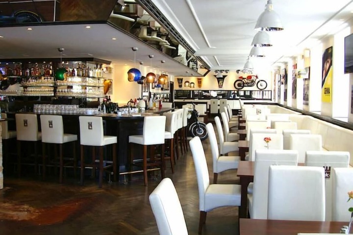 Lounge 21 of 32