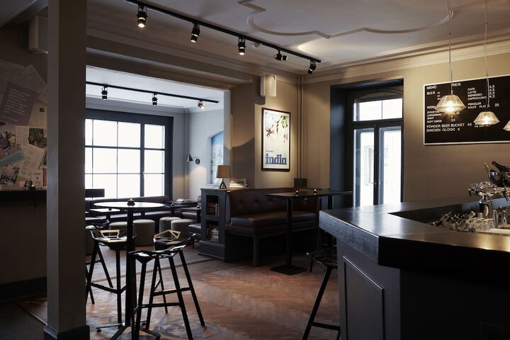 Lounge 41 of 54
