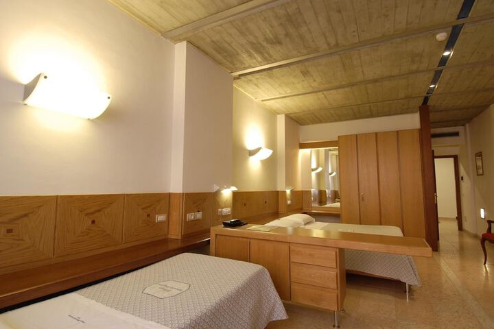 Room 23 of 65