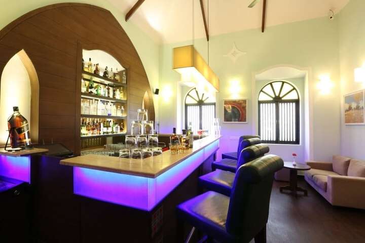 Lounge 30 of 38