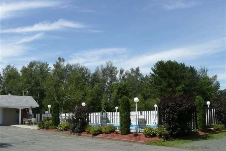 Swimming pool at Motel Marie-Dan