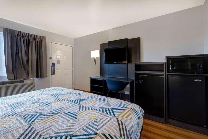 1 Queen Bed (1 of 10)