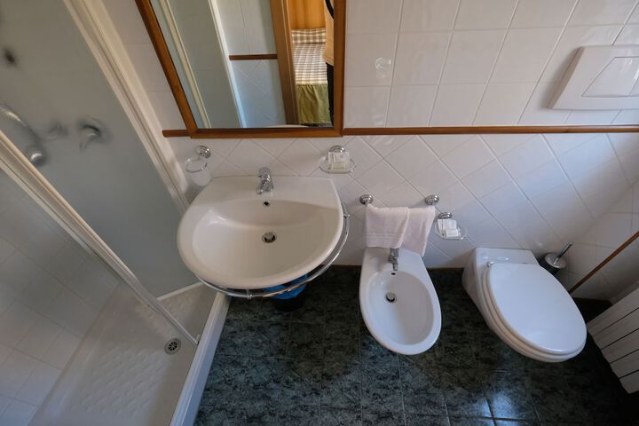 Room 12 of 18