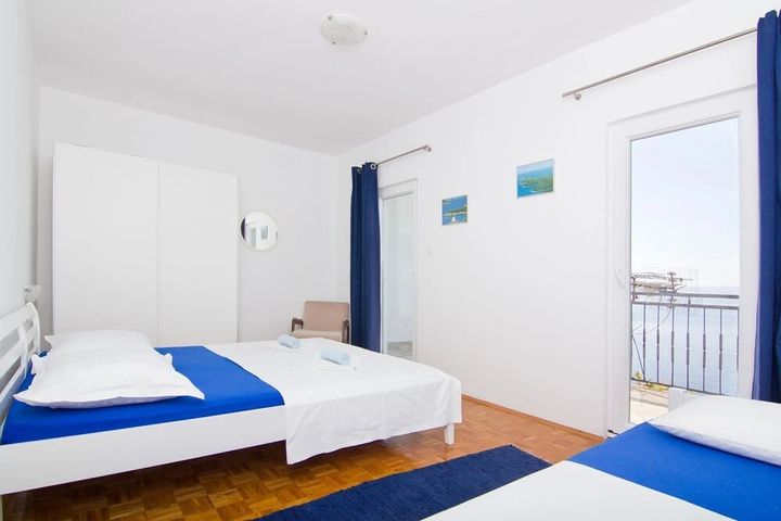 Room 4 of 16