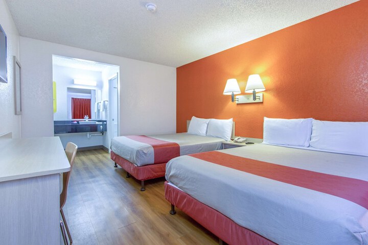 Room 10 of 27