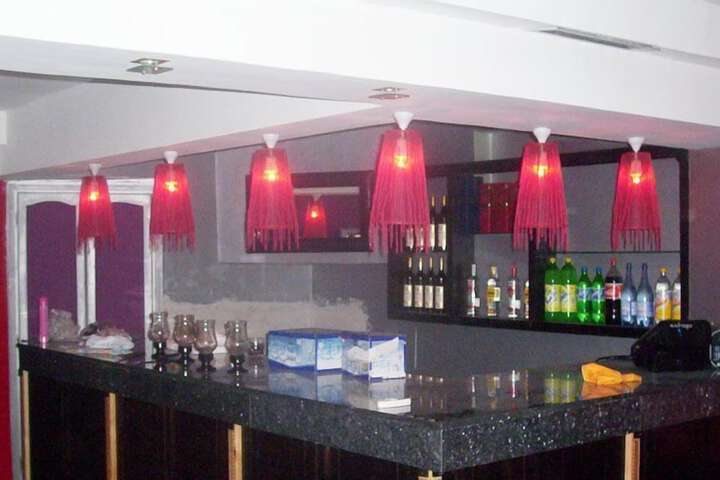 Lounge 8 of 13