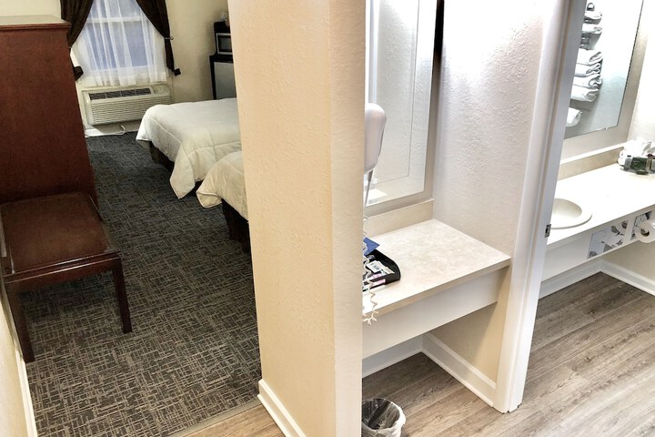 2 Double Beds (3 of 8)