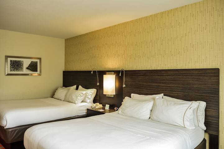 1 Queen Bed (3 of 4)