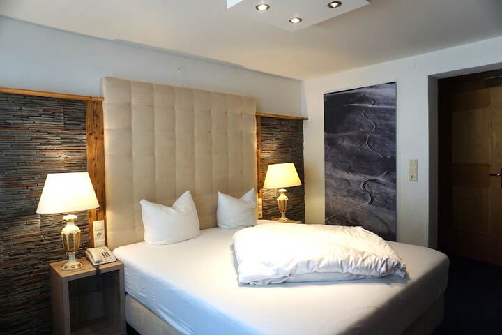 Room 8 of 80