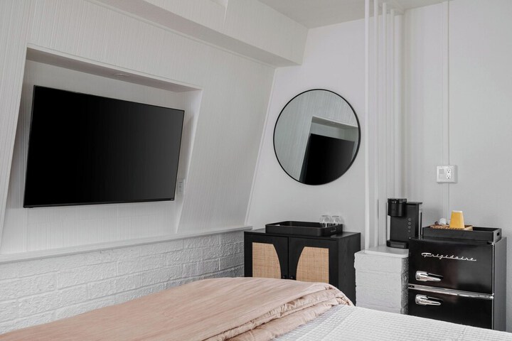 Room 5 of 118