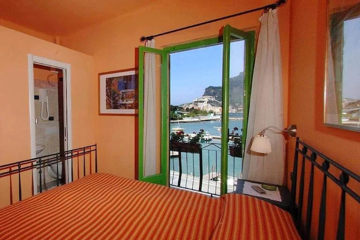 Room 4 of 17
