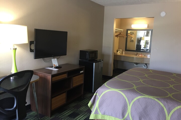 1 King Bed (5 of 10)