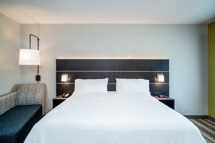 1 King Bed (12 of 26)