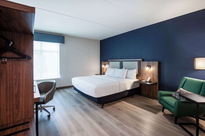 1 King Bed (3 of 16)