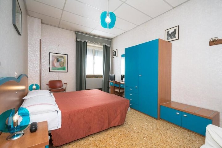 Room 5 of 34