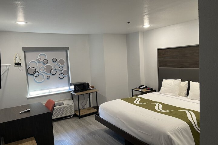 1 King Bed (5 of 26)