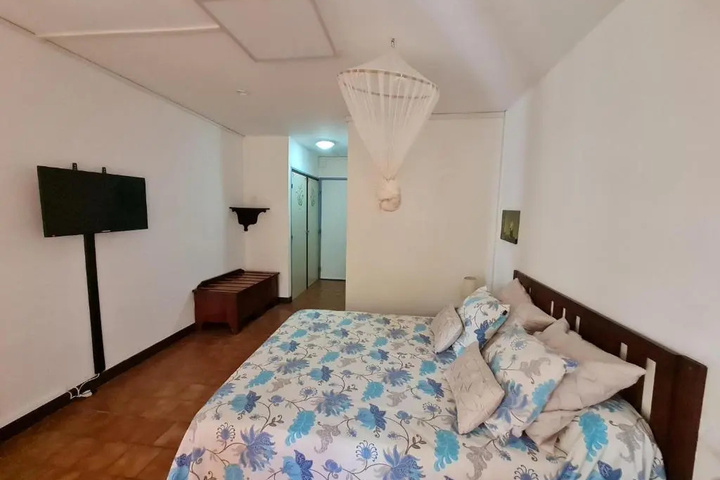 Room 5 of 10