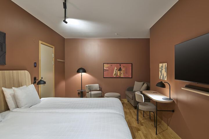 Room 32 of 61