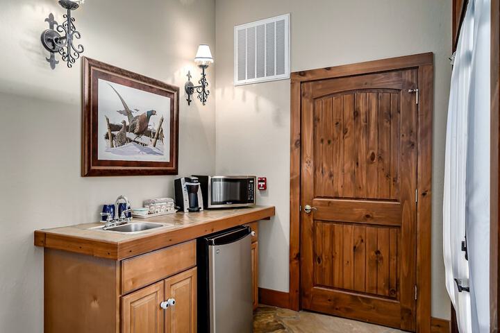 Snug Hug Queen Suite with Fireplace (19 of 131)