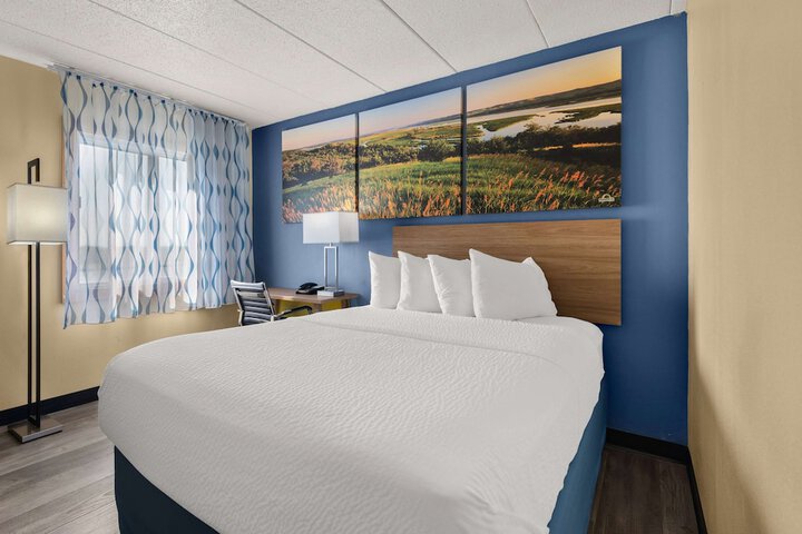 1 Queen Bed (4 of 29)