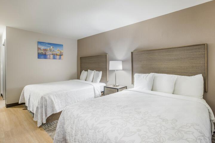 Deluxe 2 Queen Beds (4 of 19)