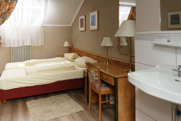 Room 5 of 81