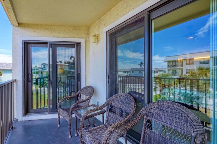 Absolute Anna Maria-Private Beach Access-Heated Pool-Water Views From Every Room in Anna Maria, FL